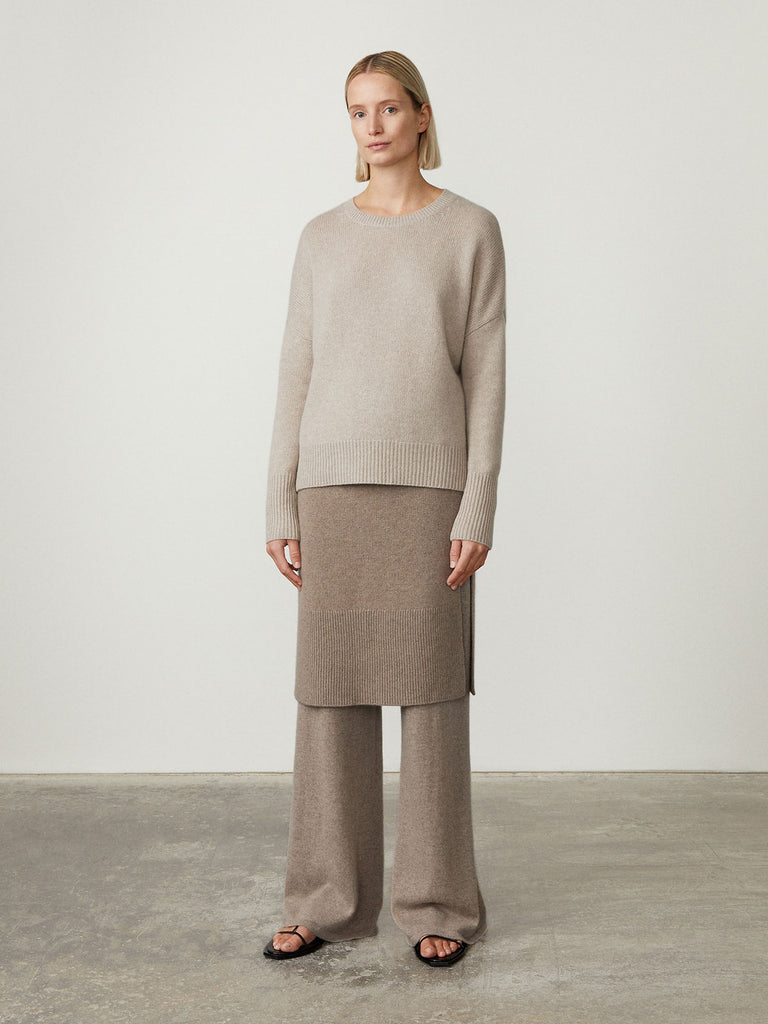 Mila Sweater Sand | Lisa Yang | Beige sandfärgad tröja i 100% kashmir