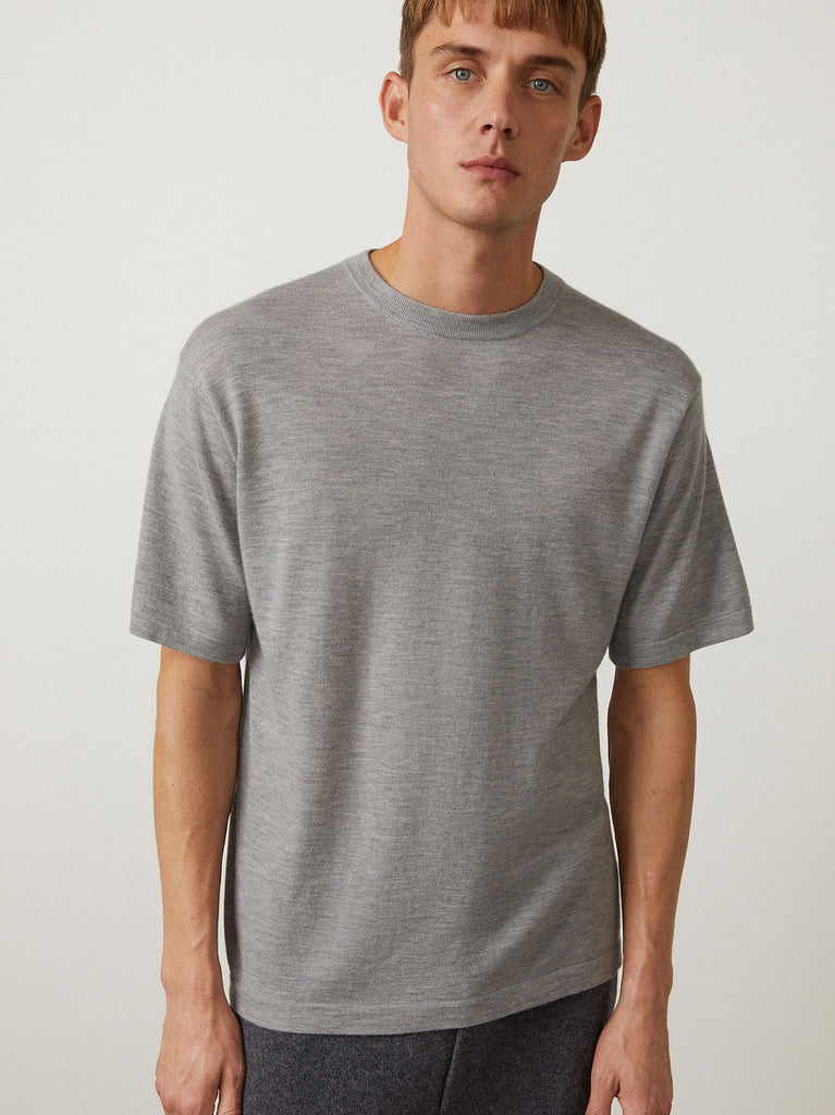 Ancell Tee Mist | Lisa Yang | Grå ljusgrå kortärmad T-shirt i 100% kashmir