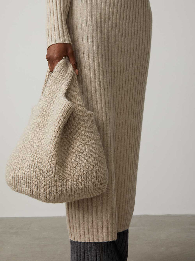 Kaia Bag Sand | Lisa Yang | Beige sandfärgad väska i 100% kashmir