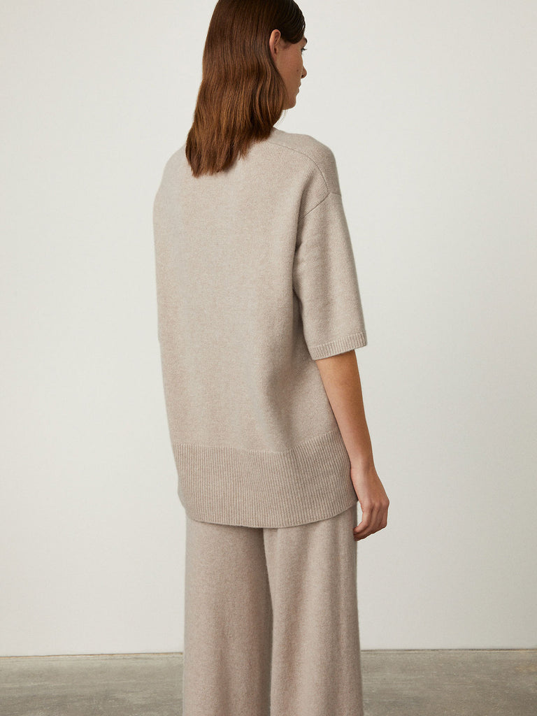 Camille Sweater Sand | Lisa Yang | Beige kortärmad tröja i 100% kashmir