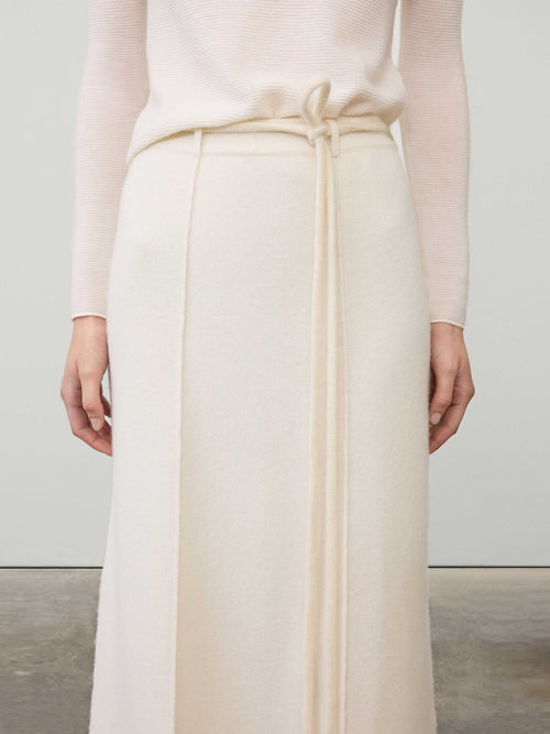 Ameline Skirt Cream | LISA YANG | Vit lång kjol med bälteshällor i 100% kashmir