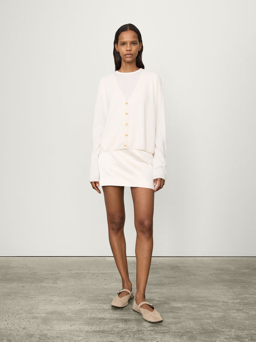 Abby Cardigan Cream | LISA YANG | Vit v-ringad kofta i 100% kashmir 