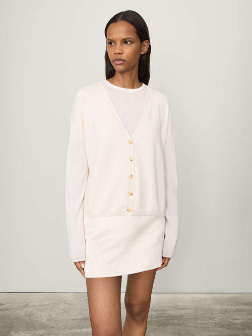 Abby Cardigan Cream | LISA YANG | Vit v-ringad kofta i 100% kashmir 