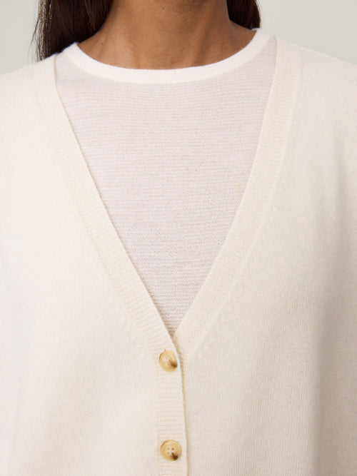 Abby Cardigan Cream | LISA YANG | Vit v-ringad kofta i 100% kashmir 