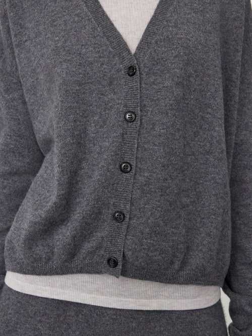 Abby Cardigan Graphite | LISA YANG | Mörkgrå v-ringad kofta i 100% kashmir 