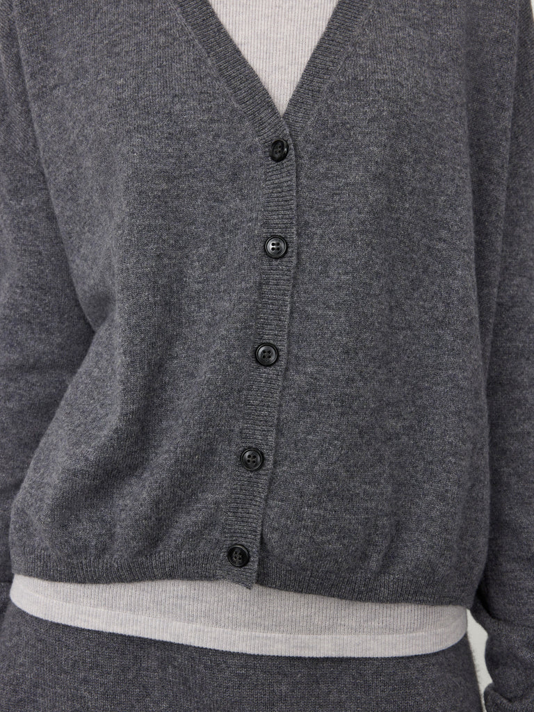 Abby Cardigan Graphite | LISA YANG | Mörkgrå v-ringad kofta i 100% kashmir 