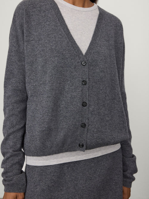 Abby Cardigan Graphite | LISA YANG | Mörkgrå v-ringad kofta i 100% kashmir 
