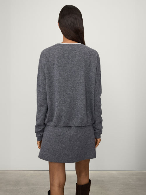 Abby Cardigan Graphite | LISA YANG | Mörkgrå v-ringad kofta i 100% kashmir 