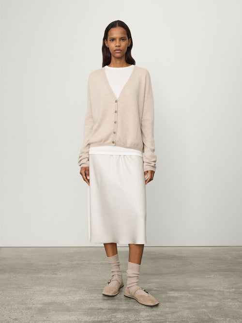 Abby Cardigan Sand | LISA YANG | Beige v-ringad kofta i 100% kashmir 
