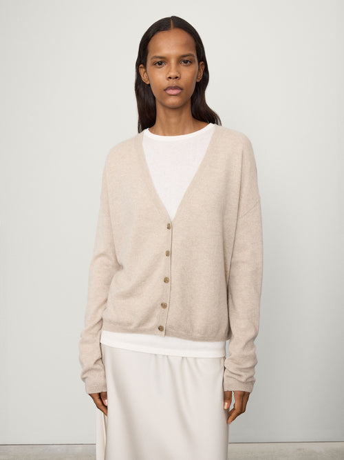 Abby Cardigan Sand | LISA YANG | Beige v-ringad kofta i 100% kashmir 