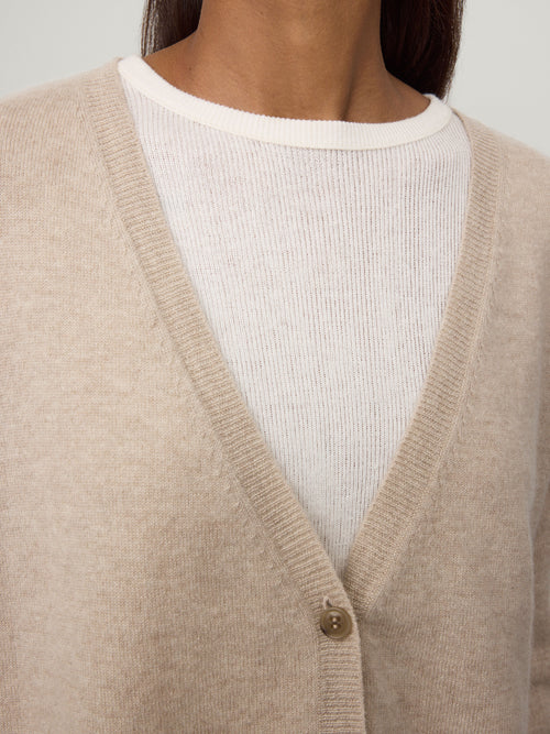 Abby Cardigan Sand | LISA YANG | Beige v-ringad kofta i 100% kashmir 