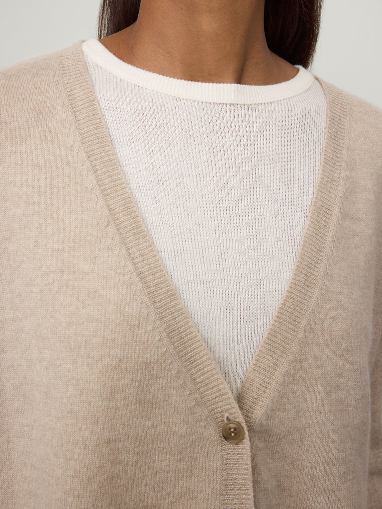 Abby Cardigan Sand | LISA YANG | Beige v-ringad kofta i 100% kashmir 
