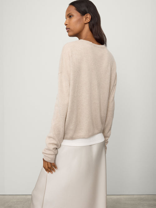 Abby Cardigan Sand | LISA YANG | Beige v-ringad kofta i 100% kashmir 