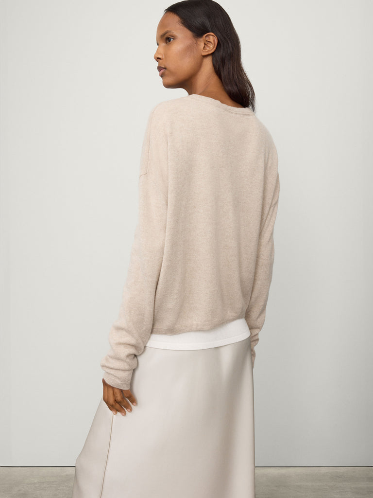 Abby Cardigan Sand | LISA YANG | Beige v-ringad kofta i 100% kashmir 