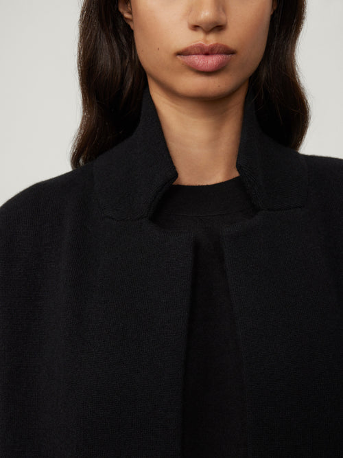 Amie Coat Black | LISA YANG | Svart kappa i 100% kashmir