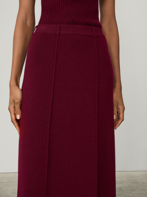Ameline Skirt Deep Plum | LISA YANG | Vinröd lång kjol med bälteshällor i 100% kashmir