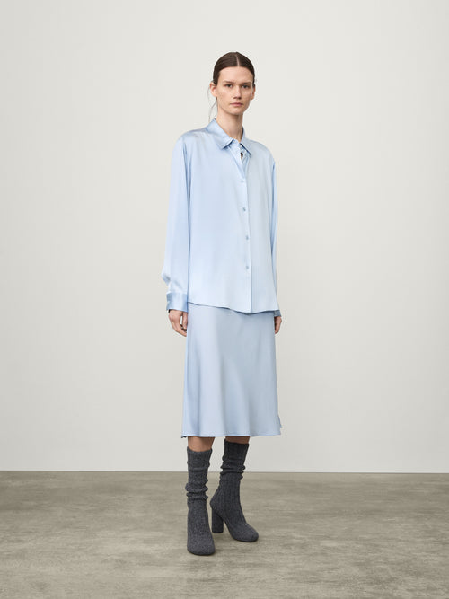 Long Sleeved Button Up Shirt Surf | LISA YANG | Ljusblå silkes skjorta i 100% silke