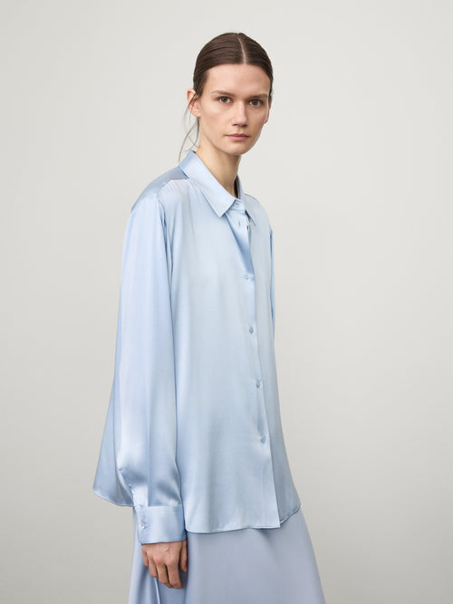 Long Sleeved Button Up Shirt Surf | LISA YANG | Ljusblå silkes skjorta i 100% silke