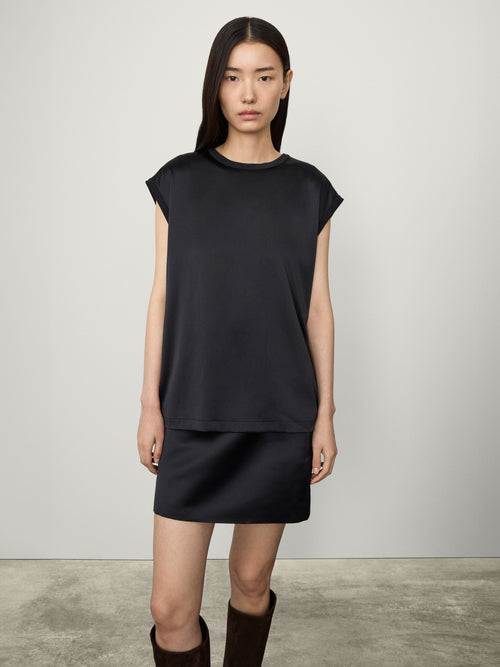 Round Neck Sleeveless Top Midnight | LISA YANG | Svart silkestopp i 100% silke