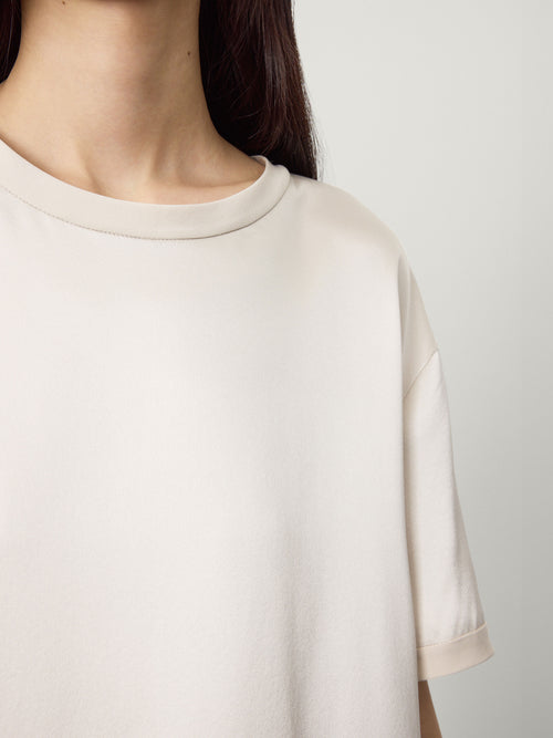 Round Neck T-shirt Champagne | LISA YANG | Vit T-shirt i 100% silke