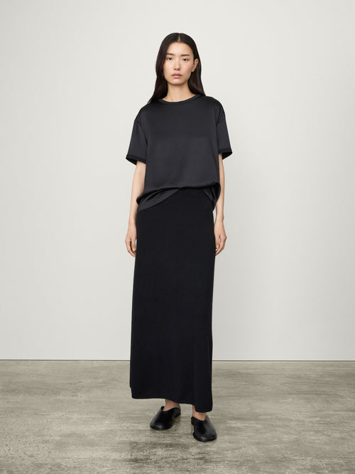 Round Neck T-shirt Midnight | LISA YANG | Svart T-shirt i 100% silke