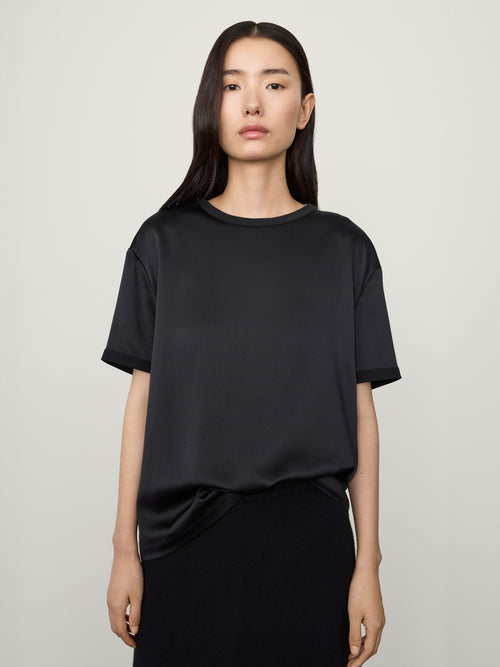 Round Neck T-shirt Midnight | LISA YANG | Svart T-shirt i 100% silke