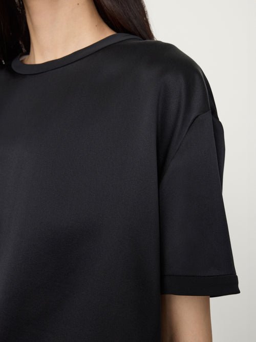 Round Neck T-shirt Midnight | LISA YANG | Svart T-shirt i 100% silke