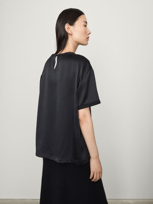 Round Neck T-shirt Midnight | LISA YANG | Svart T-shirt i 100% silke