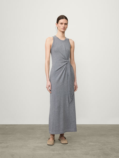 Angeline Dress Deep Cloud | LISA YANG | Grå klänning med knytdetalj i midjan i bomull och kashmir
