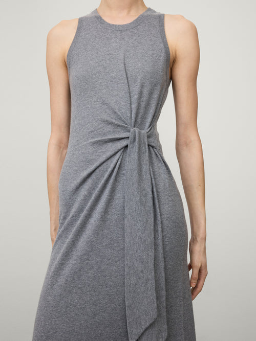 Angeline Dress Deep Cloud | LISA YANG | Grå klänning med knytdetalj i midjan i bomull och kashmir