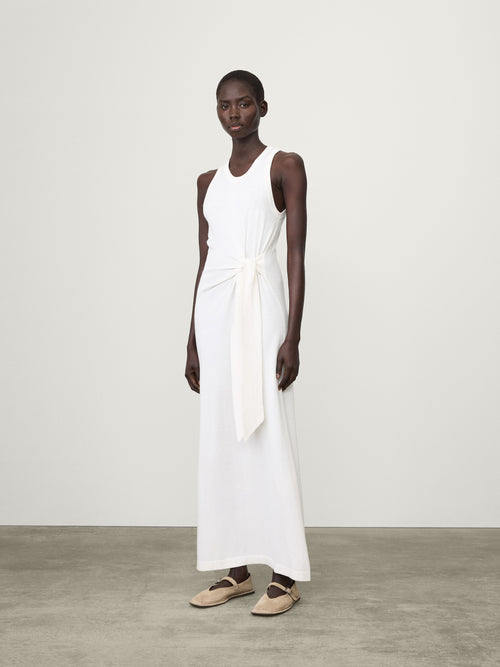 Angeline Dress Salt | LISA YANG | Vit klänning med knytdetalj i midjan i bomull och kashmir