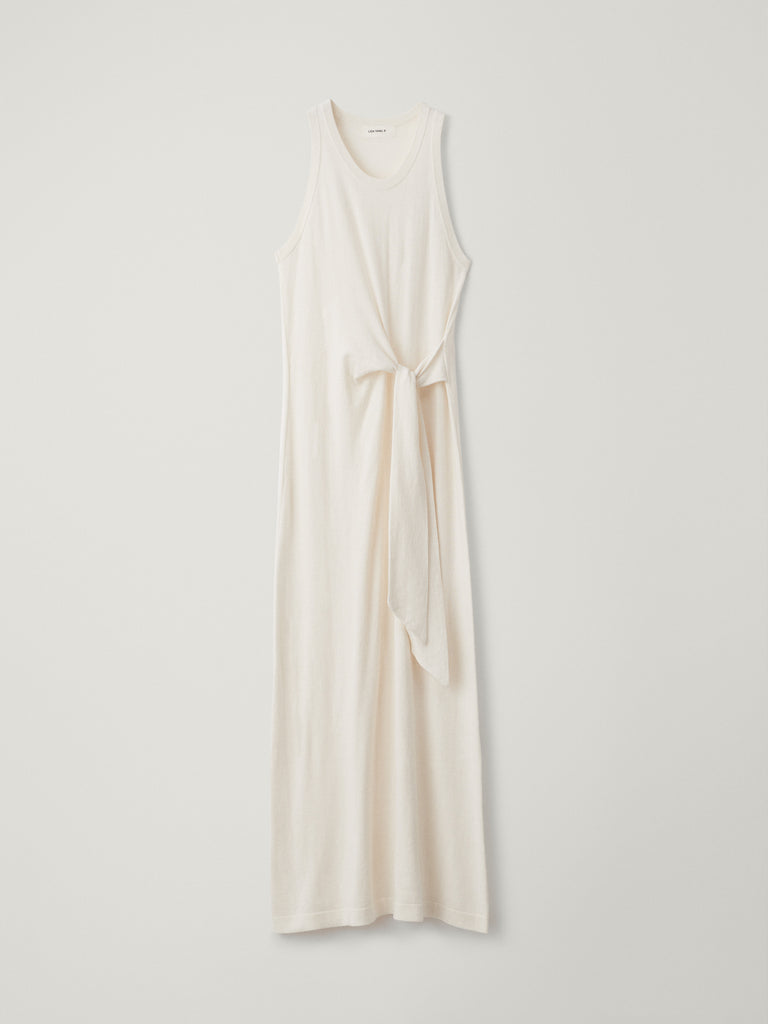 Angeline Dress Salt | LISA YANG | Vit klänning med knytdetalj i midjan i bomull och kashmir
