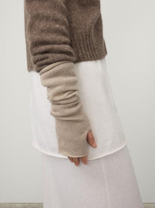 Aspen Arm Warmers Sand | LISA YANG | Beige armvärmare torgvantar i 100% kashmir