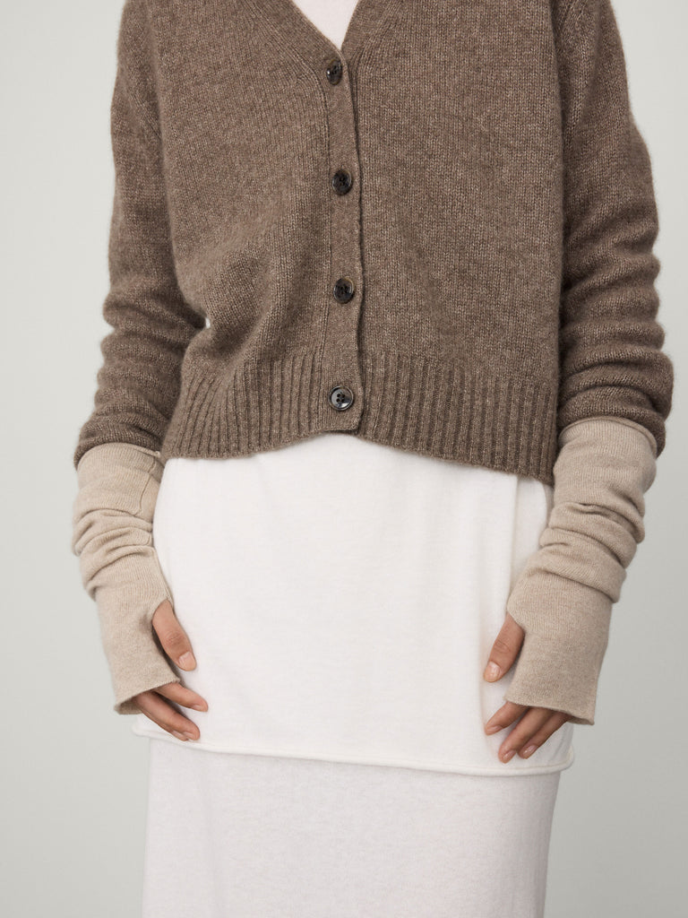 Aspen Arm Warmers Sand | LISA YANG | Beige armvärmare torgvantar i 100% kashmir