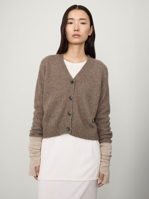 Aspen Arm Warmers Sand | LISA YANG | Beige armvärmare torgvantar i 100% kashmir