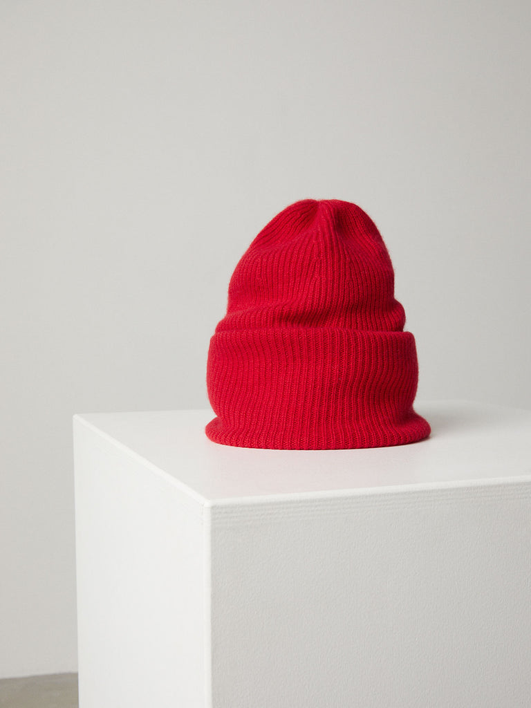 Stockholm Hat Poppy Red | Lisa Yang | Röd ribbad mössa i 100% kashmir