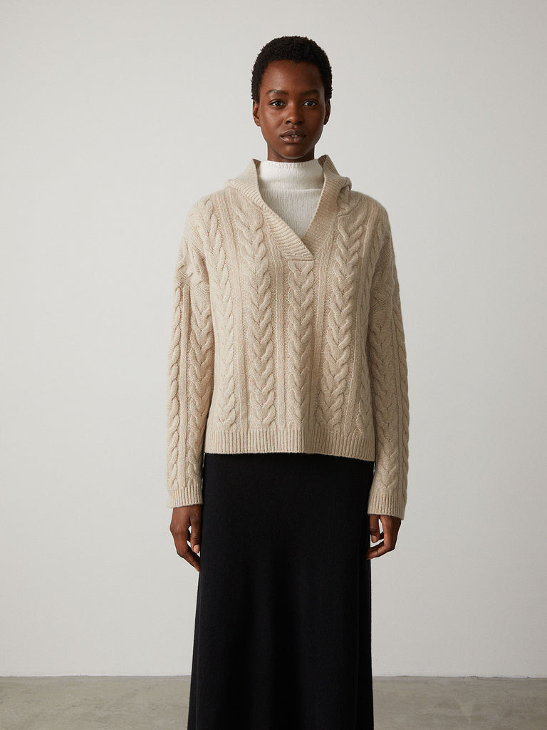 Connie Sweater Sand | Lisa Yang | Kabelstickad v-ringad huvtröja tröja i 100% kashmir