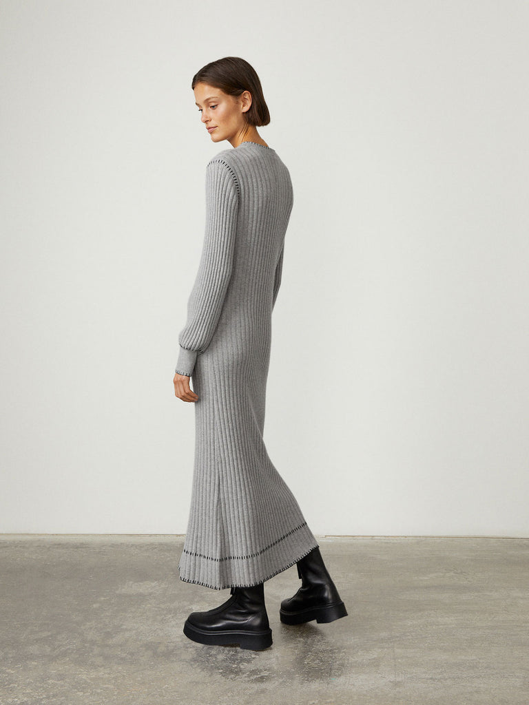 Nette Dress Dove Grey | Lisa Yang | Grå ljusgrå långärmad lång klänning i 100% kashmir