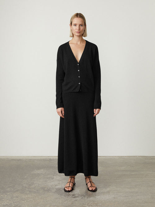 Abby Cardigan Black | LISA YANG | Svart v-ringad kofta i 100% kashmir 