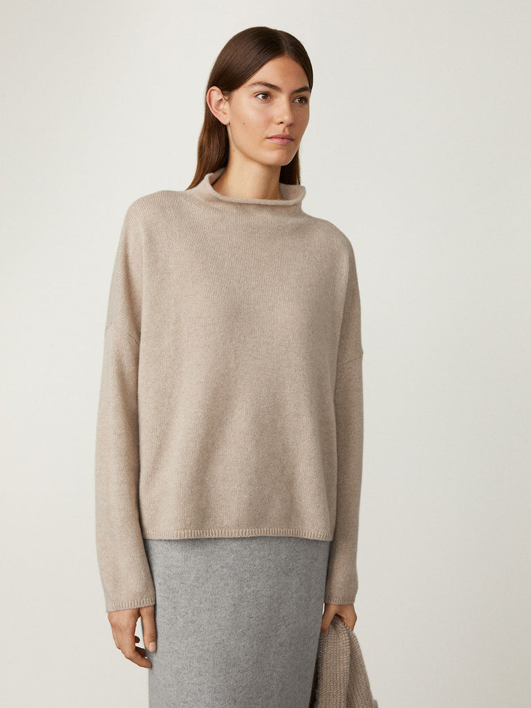 Sandy Sweater Sand | Lisa Yang | Beige sandfärgad tröja i 100% kashmir