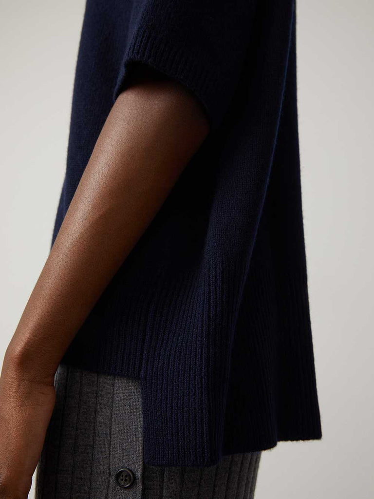 Camille Sweater Navy | Lisa Yang | Blå mörkblå kortärmad tröja i 100% kashmir