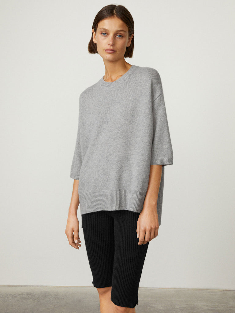 Camille Sweater Dove Grey | Lisa Yang | Grå ljusgrå kortärmad tröja i 100% kashmir