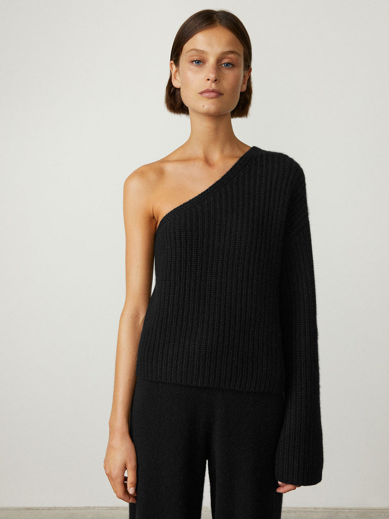 Margit Sweater Black | Lisa Yang | Svart tröja med en ärm i 100% kashmir