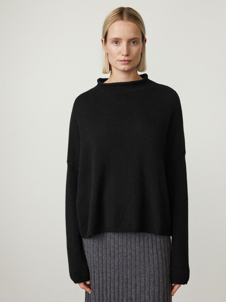 Sandy Sweater Black | Lisa Yang | Svart tröja i 100% kashmir