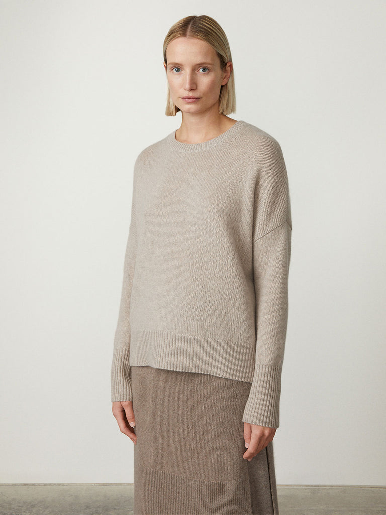 Mila Sweater Sand | Lisa Yang | Beige sandfärgad tröja i 100% kashmir