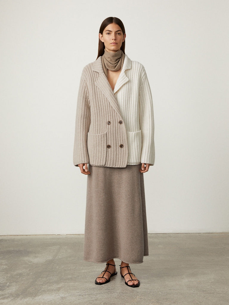 Ninon Cardigan Sand Cream | Lisa Yang | Beige och vit cardigan kofta med knappar och krage i 100% kashmir