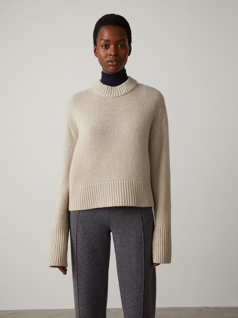 Sony Sweater Sand | Lisa Yang | Beige sandfärgad tröja med lång ärm i 100% kashmir