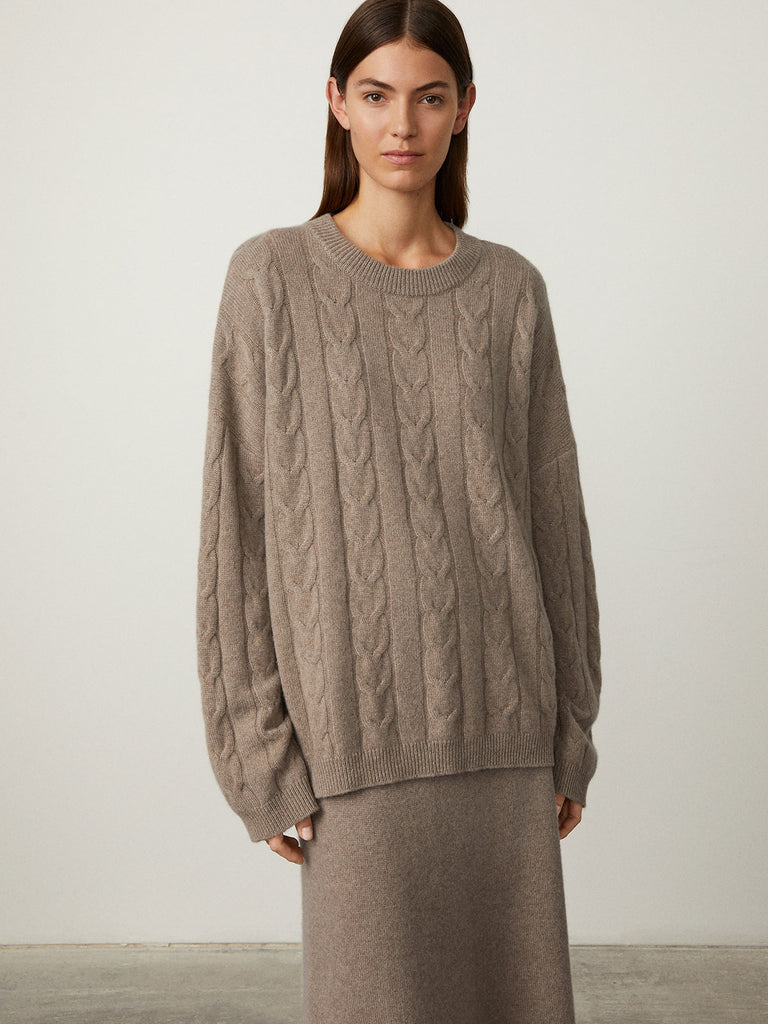 Vilma Sweater Mole | Lisa Yang | Brun beige kabelstickad tröja i 100% kashmir