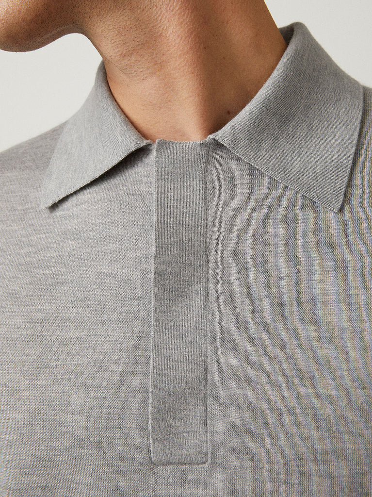 Charles Tee Mist | Lisa Yang | Grå ljusgrå kortärmad tröja T-shirt med krage i 100% kashmir