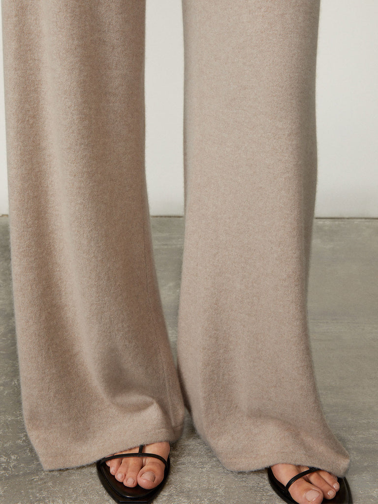 Sofi Trousers Sand | Lisa Yang | Beige sandfärgade byxor med snörning i 100% kashmir